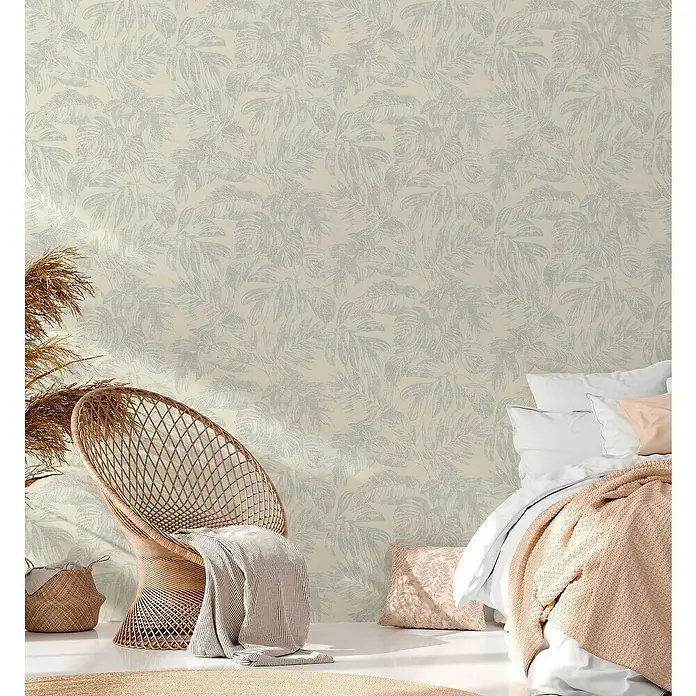 A.S. Création Casual Living Vliestapete - Weiß/Silber/Creme, Floral, 10,05 x 0,53 m - Schlafzimmer mit cremefarbener Blättertapete, Sessel und Bett mit rosa Decke.