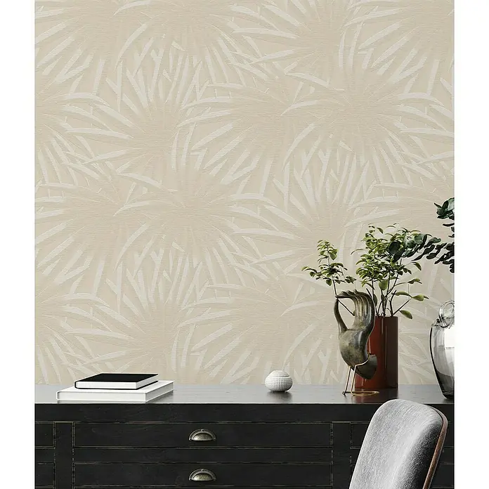 A.S. Création Casual Living Vliestapete Palmenblätter - Beige/Weiß, Floral, 10,05 x 0,53 m - Nahaufnahme einer beigen Tapete mit einem dezenten Palmenblattmuster, die eine ruhige und elegante Atmosphäre schafft.