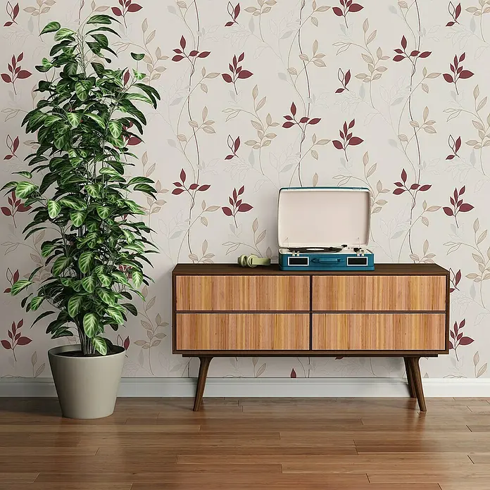 A.S. Création Casual Living Vliestapete Blätter - Creme/Rot/Beige, Floral, 10,05 x 0,53 m - Das Bild zeigt ein stilvolles Sideboard aus Holz mit einer Musikanlage, perfekt für ein modernes Wohnzimmer.