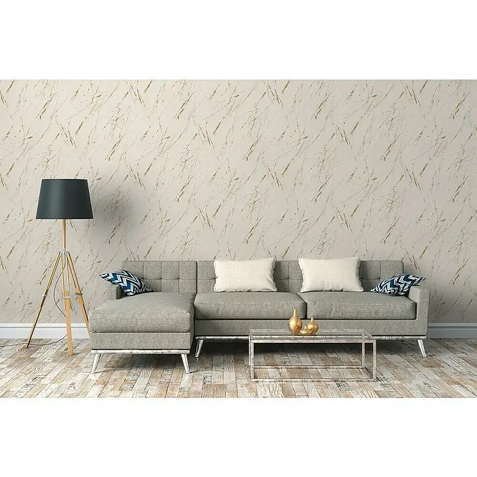 A.S. Création Casual Living Vliestapete Marmor - Beige/Gold/Metallic, Steinoptik, 10,05 x 0,53 m - Elegante Wohnzimmeransicht mit einem modernen grauen Sofa, einem stilvollen Beistelltisch und einer dekorativen Stehlampe, die eine gemütliche Atmosphäre schaffen.