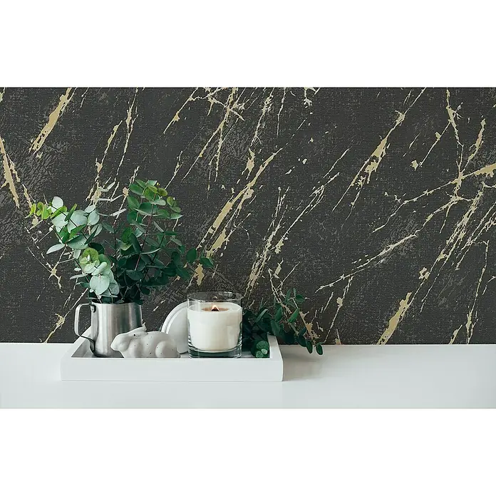A.S. Création Casual Living Vliestapete MarmorSchwarz/Gold/Metallic, Steinoptik, 10,05 x 0,53 m - Stilvolles Stillleben mit Kerze, Grünpflanze und Dekor auf einem weißen Tablett vor dunklem Marmorhintergrund.