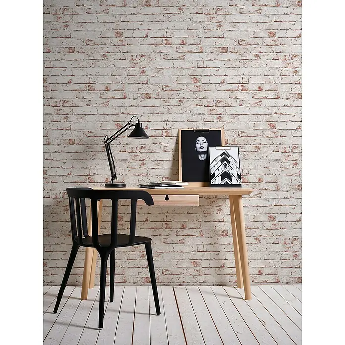 A.S. Création Casual Living Vliestapete New England Klinker - Weiß/Rot, Steinoptik, 10,05 x 0,53 m - Ein moderner Schreibtisch mit minimalistischem Design und einem schwarzen Stuhl, der einen stilvollen Arbeitsbereich schafft.