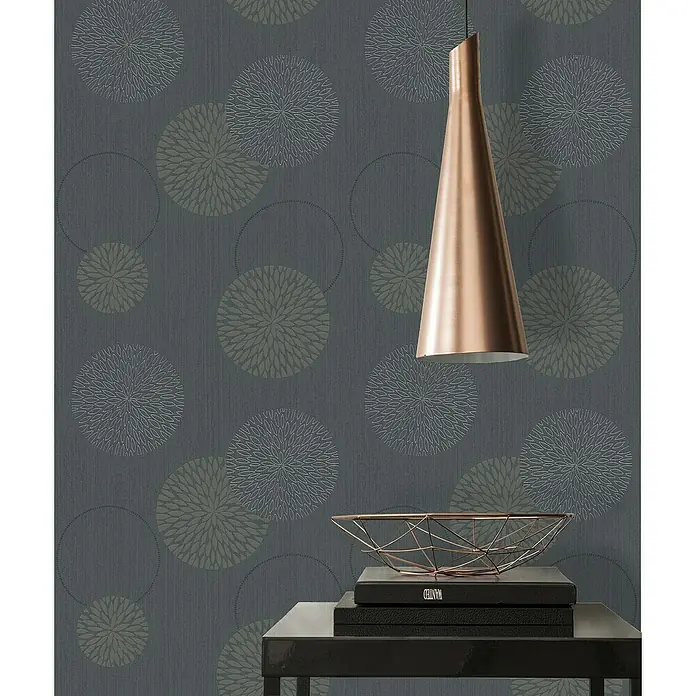 A.S. Création Casual Living Vliestapete Kreise - Anthrazit-Grau, Grafisch, 10,05 x 0,53 m - Elegante graue Tapete mit kreisförmigen Mustern, kombiniert mit einer stilvollen Kupferleuchte und dekorativer Schale auf einem Tisch.