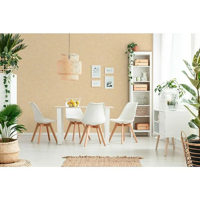 A.S. Création Casual Living Vliestapete - Beige, Uni, 10,05 x 0,53 m - Einladender Essbereich mit hellem Holztisch, weißen Stühlen und einem stilvollen Rattan-Lampenschirm, der eine warme Atmosphäre schafft.
