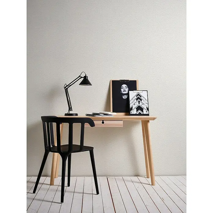 A.S. Création Casual Living Vliestapete Putzeffekt - Weiß, Uni, 10,05 x 0,53 m - Schreibtisch mit Lampe und Stuhl. Der Tisch ist aus Holz und der Stuhl ist schwarz. Auf dem Tisch stehen Bilder und ein Notizbuch.