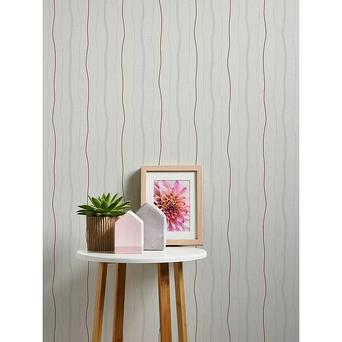 A.S. Création Casual Living Vliestapete - Creme/Rot, Streifen, 10,05 x 0,53 m - Nahaufnahme einer weißen Tapete mit einem sich wiederholenden, geschwungenen Streifenmuster, das durch subtile rote Akzente ergänzt wird.