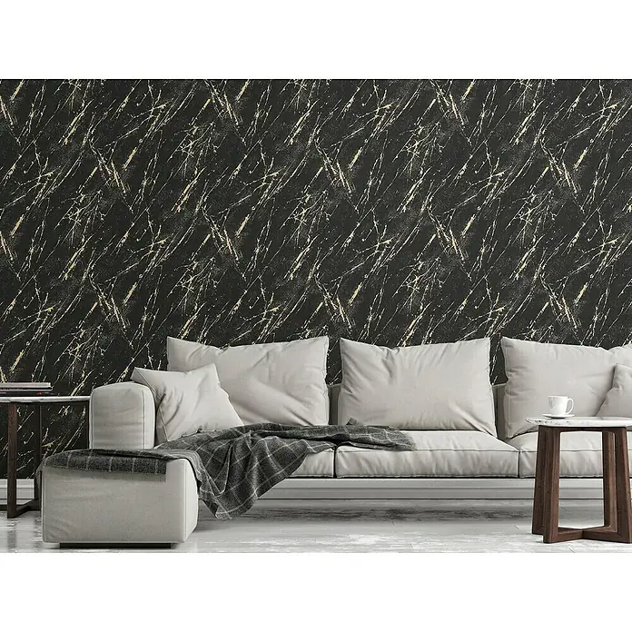 A.S. Création Casual Living Vliestapete MarmorSchwarz/Gold/Metallic, Steinoptik, 10,05 x 0,53 m - Schwarze Marmortapete mit goldenen Akzenten hinter einem stilvollen, modernen Wohnzimmer mit Sofa und Beistelltischen.