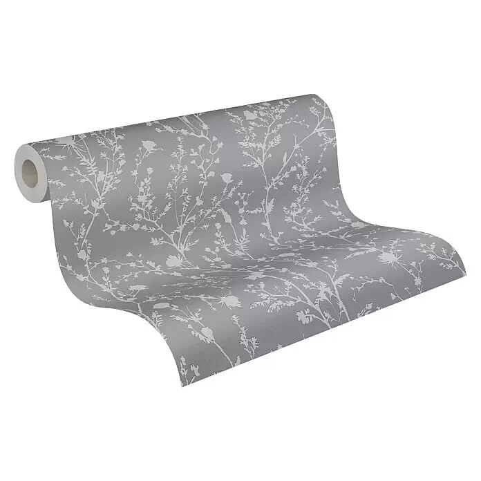 A.S. Création Casual Living Vliestapete - Silbergrau, Floral, 10,05 x 0,53 m - Graue Tapetenrolle mit weißem Blumenmuster, teilweise abgerollt.