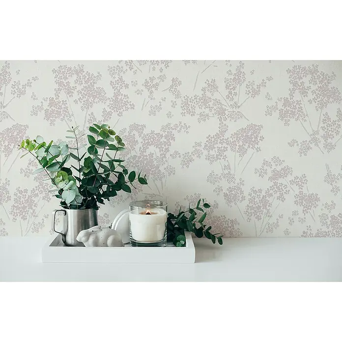 A.S. Création Casual Living Vliestapete Blümchen - Weiß/Rosa, Floral, 10,05 x 0,53 m - Elegantes Stillleben mit Eukalyptus, Kerze und Deko-Hase auf einem weißen Tablett vor floraler Tapete.