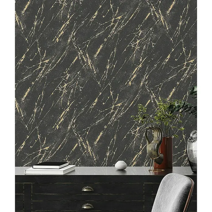 A.S. Création Casual Living Vliestapete MarmorSchwarz/Gold/Metallic, Steinoptik, 10,05 x 0,53 m - Detailaufnahme einer stilvollen schwarzen Tapete mit goldenen Marmorierungen, die eine elegante Wanddekoration bietet.