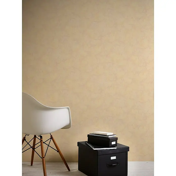 A.S. Création Casual Living Vliestapete - Beige, Uni, 10,05 x 0,53 m - Ein minimalistisches Interieur zeigt einen weißen Eames-Stuhl und schwarze Aufbewahrungsboxen vor einer beigen Wand. Elegantes und stilvolles Wohndesign.
