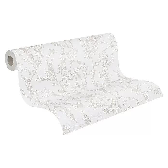 A.S. Création Casual Living Vliestapete - Hellgrau/Weiß, Floral, 10,05 x 0,53 m - Teilweise abgerollte weiße Tapete mit dezentem beigem Blumenmuster.