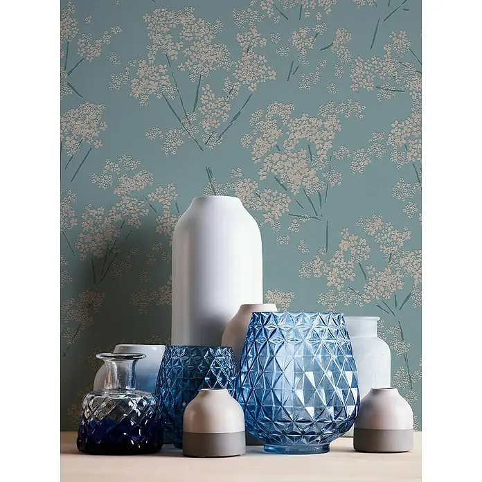 A.S. Création Casual Living Vliestapete Blümchen - Blau/Beige/Türkis, Floral, 10,05 x 0,53 m - Eine Sammlung von dekorativen Vasen in verschiedenen Formen, Farben und Materialien vor einem floralen Hintergrund.