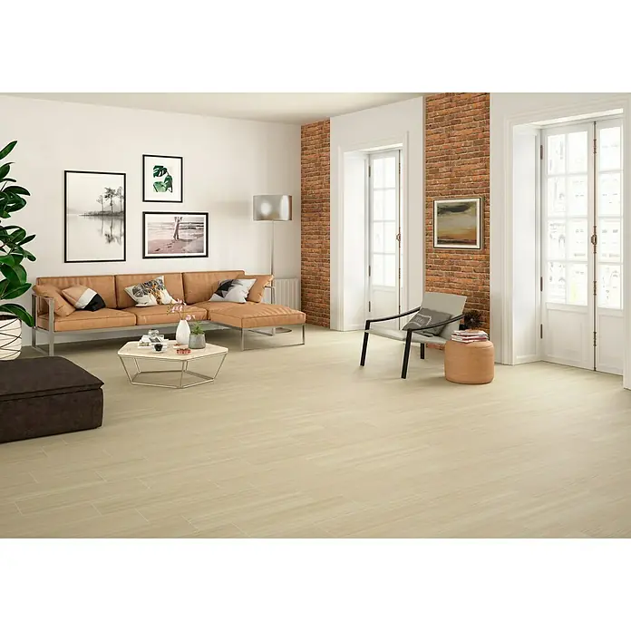 Pavimento cerámico Ferik - 20,5 x 61,5 cm, Natural - Elegante sala de estar con pisos de madera beige que crea un ambiente cálido y acogedor. Las tablas añaden textura al espacio.
