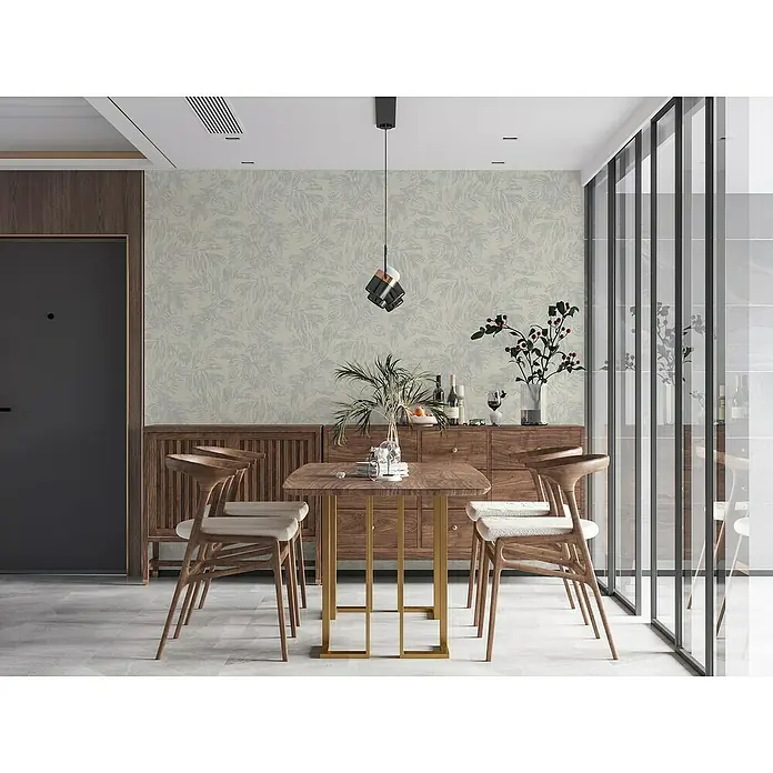 A.S. Création Casual Living Vliestapete - Weiß/Silber/Creme, Floral, 10,05 x 0,53 m - Elegantes Esszimmer mit einem rechteckigen Holztisch und stilvollen Stühlen mit beiger Polsterung. Die passende Anrichte rundet das Gesamtbild ab.