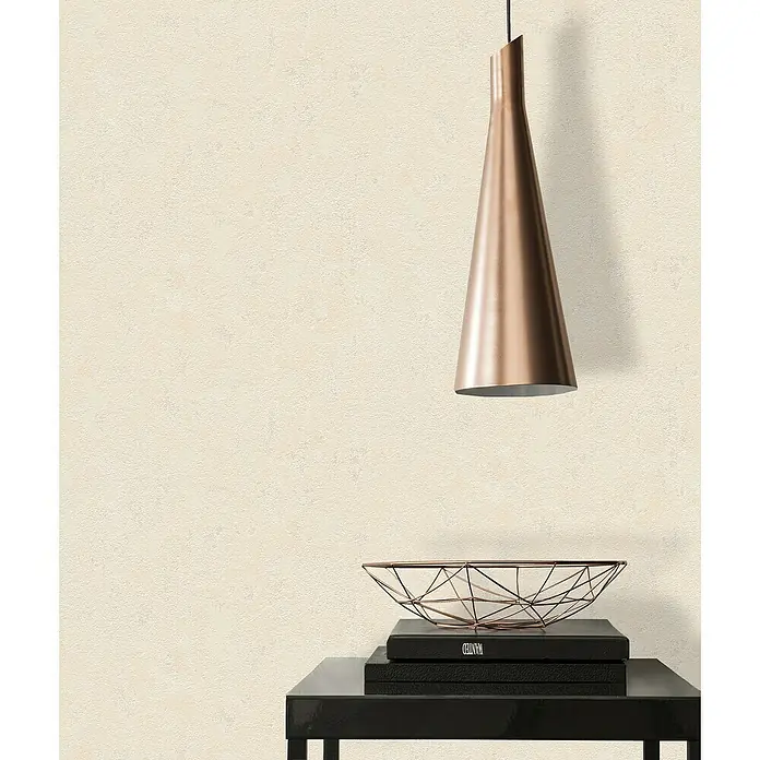 A.S. Création Casual Living Vliestapete Struktur - Beige, Uni, 10,05 x 0,53 m - Nahaufnahme einer modernen Pendelleuchte aus Bronze, die über einem dekorativen Drahtkorb und schwarzen Büchern auf einem schwarzen Tisch hängt.