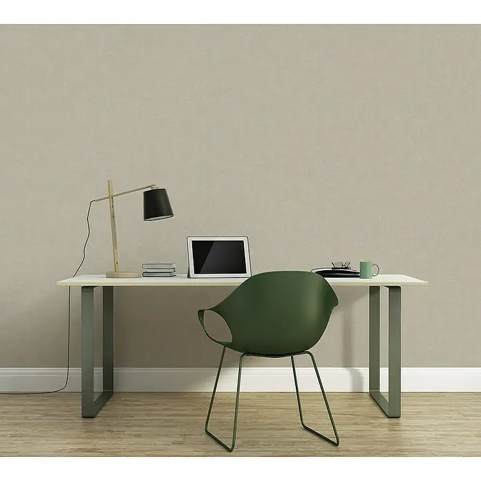A.S. Création Casual Living Vliestapete - Grau/Beige, Uni, 10,05 x 0,53 m - Schreibtisch mit Lampe, Tablet und grünem Stuhl. Das ideale Set für ein modernes und funktionales Heimbüro, perfekt für jeden Arbeitsbereich.