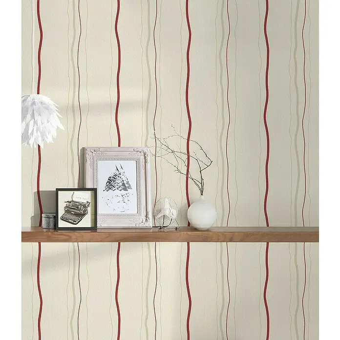 A.S. Création Casual Living Vliestapete - Creme/Rot/Beige, Streifen, 10,05 x 0,53 m - Helle Wandtapete mit verschnörkelten roten und grauen Streifen, die eine elegante und moderne Optik erzeugt. Perfekt für stilvolle Innenräume.