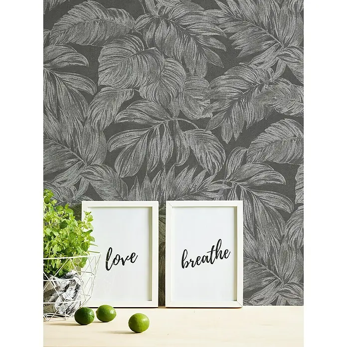A.S. Création Casual Living Vliestapete - Anthrazit/Grau/Silber, Floral, 10,05 x 0,53 m - Nahaufnahme von zwei weißen gerahmten Postern mit den Wörtern "Liebe" und "Atmen", die eine friedliche und inspirierende Atmosphäre schaffen.
