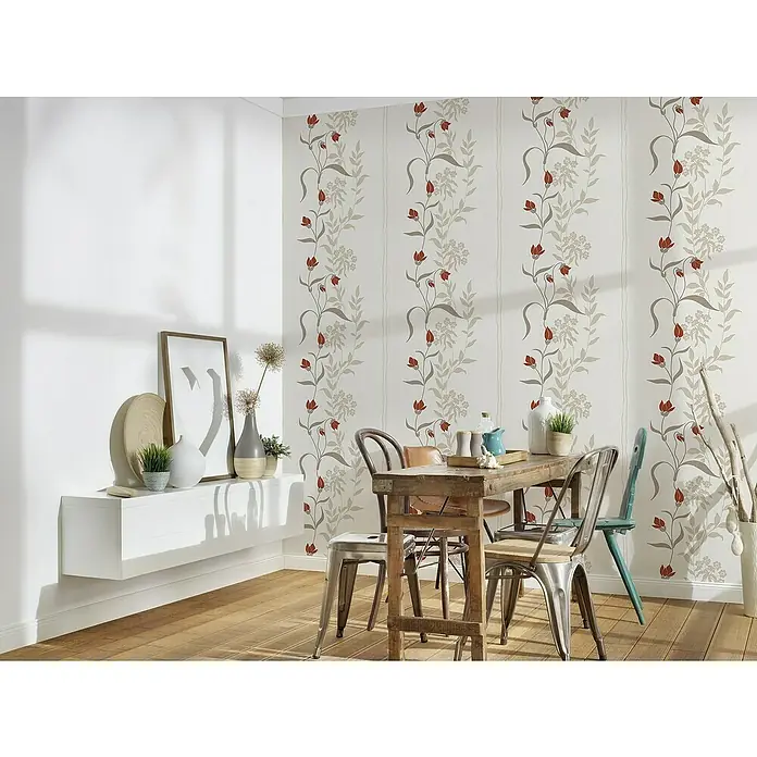 A.S. Création Casual Living Vliestapete - Creme/Rot/Beige, Floral, 10,05 x 0,53 m - Ein Esszimmer mit einem Holztisch und verschiedenen Stühlen, dekoriert mit einer Wandkonsole und floralen Tapeten, die dem Raum eine gemütliche Atmosphäre verleihen.