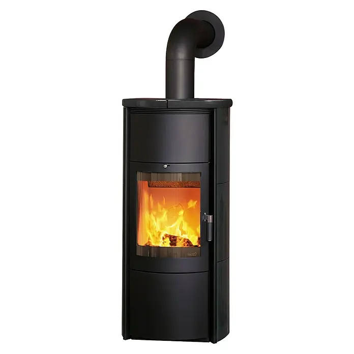 Hark Kaminofen Keno ECOplus - 5 kW, Raumheizvermögen: 138 m³, Material Verkleidung: Keramik, Meteor-Schwarz - Ein schwarzer Kaminofen mit einem Glasfenster, durch das das brennende Feuer zu sehen ist, strahlt Wärme und Gemütlichkeit aus.