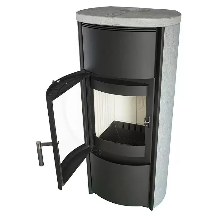 Hark Kaminofen Keno ECOplus - 5 kW, Raumheizvermögen: 138 m³, Material Verkleidung: Stahl, Grau - Moderner Holzofen mit grauen Steinseiten, schwarzem Metallgehäuse und offener Glastür, die das helle Innere zeigt.