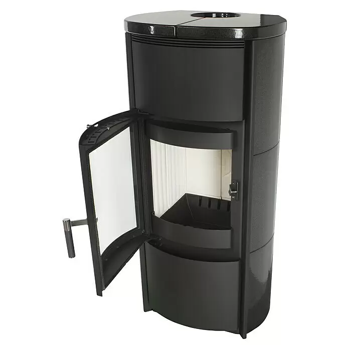 Hark Kaminofen Keno ECOplus - 5 kW, Raumheizvermögen: 138 m³, Material Verkleidung: Keramik, Meteor-Schwarz - Moderner schwarzer Kaminofen mit offener Tür, der den hellen Innenraum und Rost zeigt.