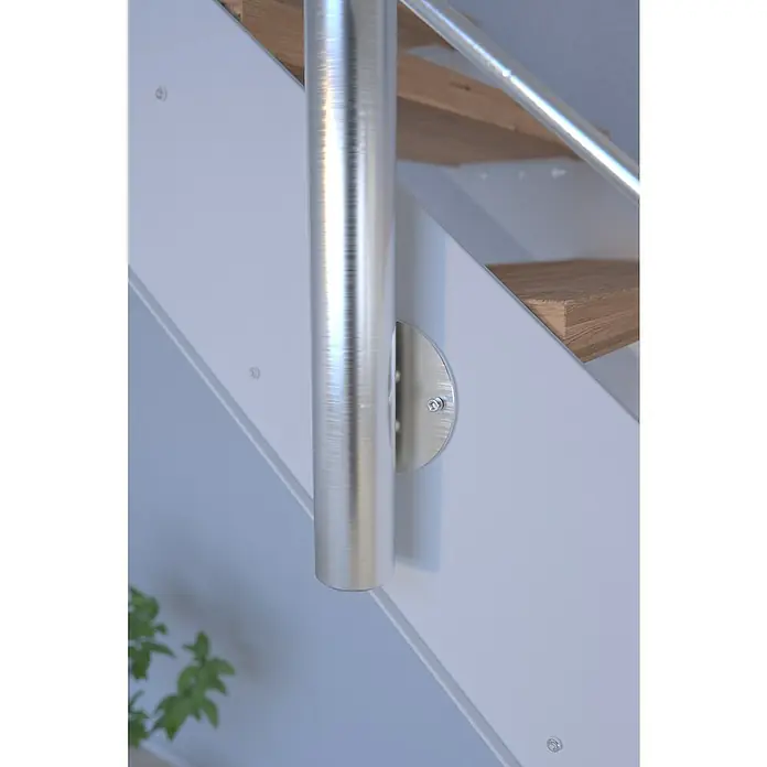 Starwood Wangentreppe KosFarbton Metall: RAL 9003, Breite: 89 cm, Eiche, Geschosshöhe: 240 cm - 300 cm, Gerade, Designgeländer unbehandelt, Stufen farblos geölt - Detailaufnahme einer Treppe mit silbernem Geländerpfosten, der an einer weißen Treppenwange befestigt ist. Das Geländer sorgt für Sicherheit.
