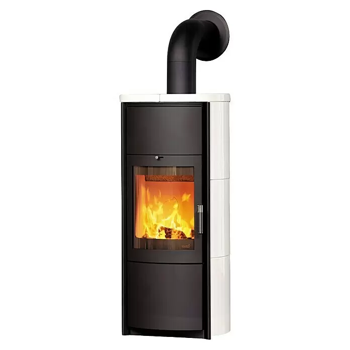 Hark Kaminofen Keno ECOplus - 5 kW, Raumheizvermögen: 138 m³, Material Verkleidung: Keramik, Creme/Weiß - Moderner Kaminofen mit schwarzem Metallkorpus, weißen Seitenpaneelen und sichtbarem Feuer.
