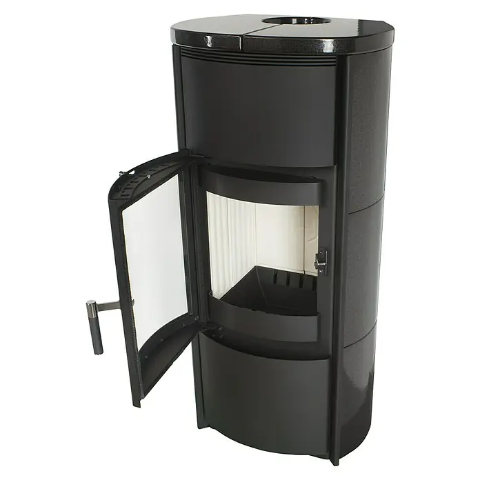Hark Kaminofen Keno ECOplus - 7 kW, Raumheizvermögen: 193 m³, Material Verkleidung: Keramik, Meteor-Schwarz - Nahaufnahme eines schwarzen Kaminofens mit geöffneter Tür, der das Innere des Ofens zeigt, inklusive Brennraum und Rüttelrost.