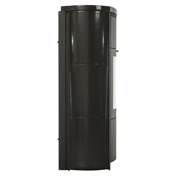 Hark Kaminofen Keno ECOplus - 7 kW, Raumheizvermögen: 193 m³, Material Verkleidung: Keramik, Meteor-Schwarz - Seitenansicht eines Kaminofens mit metallischer Oberfläche und klaren Linien. Das Design ist modern und schlicht gehalten.