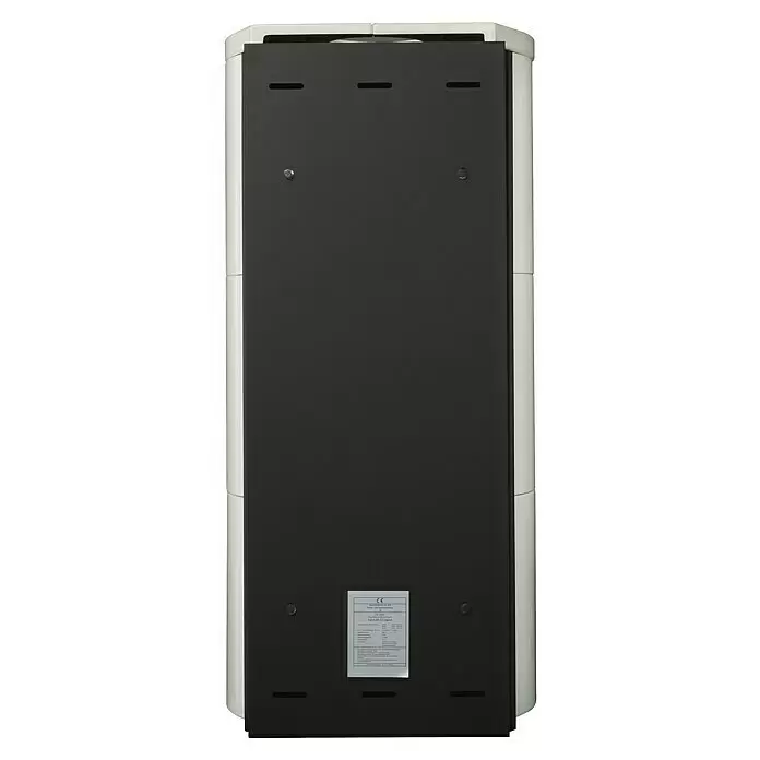 Hark Kaminofen Keno ECOplus - 7 kW, Raumheizvermögen: 193 m³, Material Verkleidung: Keramik, Creme/Weiß - Rückseite eines weißen Ofens mit dunkelgrauer Metallplatte und technischem Etikett.