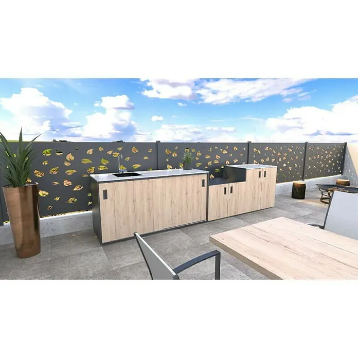 Bellano Living Outdoorküchen-Modul Doppelschrank - Eiche, B x T x H: 126,8 x 63,4 x 93,5 cm - Bild einer modernen Outdoor-Küche mit Edelstahlspüle, hellen Holzfronten und einer dekorativen Rückwand mit Blättermuster.