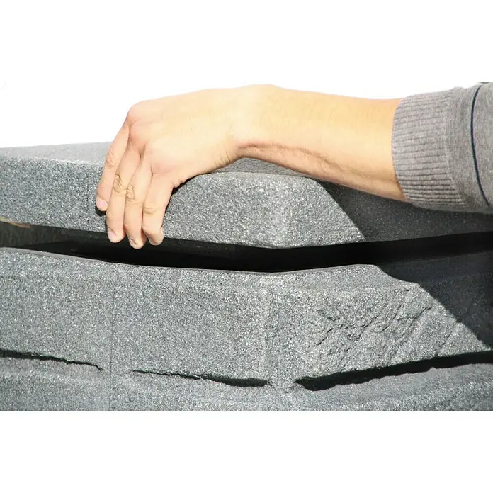 Arves Regenspeicher Maurano - 300 l, Black Granitfarben, 1 Stk. - Nahaufnahme von Isolierschaumstoff mit einer Hand, der die Dämmung prüft oder anpasst. Ideal für Bauwesen und Energieeffizienz.
