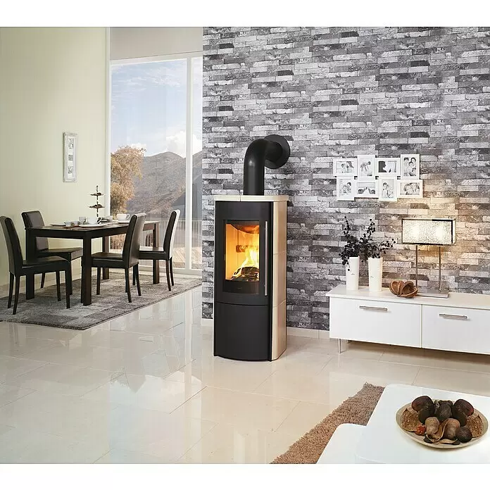 Hark Kaminofen Lova ECOplus - 6 kW, Raumheizvermögen: 165 m³, Material Verkleidung: Keramik, Creme - Moderner schwarzer Kaminofen mit hellen Holzseiten und sichtbaren Flammen, der ein zeitgenössisches Wohnzimmer wärmt.