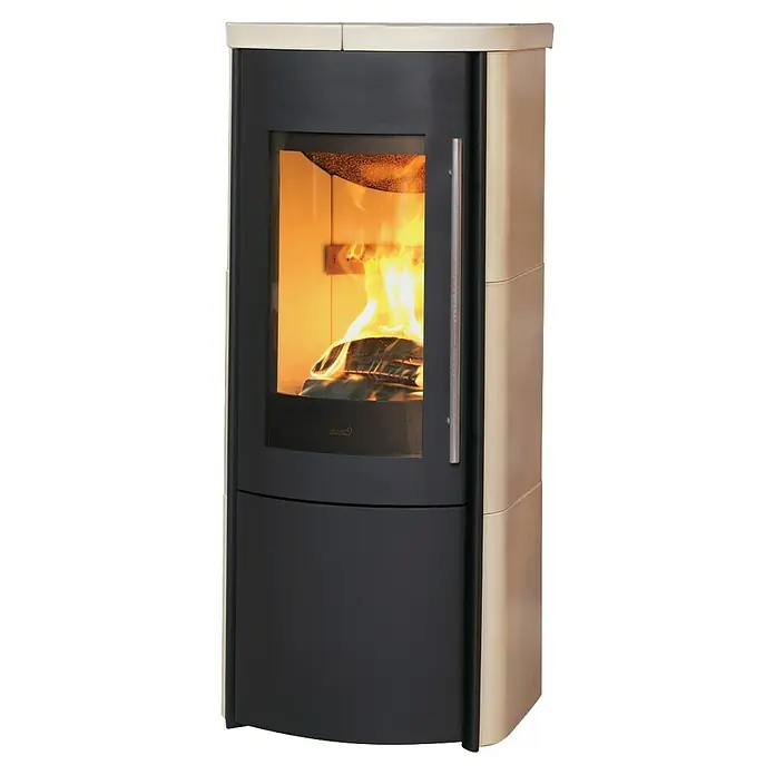 Hark Kaminofen Lova ECOplus - 6 kW, Raumheizvermögen: 165 m³, Material Verkleidung: Keramik, Creme - Elegantes Kaminofen-Design mit Glasfenster, das das Flammenspiel zeigt. Schwarze und cremefarbene Akzente verleihen dem Ofen einen modernen Look.