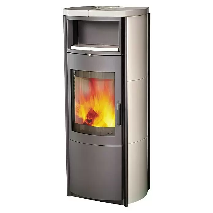 Hark Kaminofen Nika ECOplus - 5 kW, Raumheizvermögen: 138 m³, Material Verkleidung: Keramik, Creme/Weiß - Moderner grau-beiger Kaminofen mit Glastür, die Flammen zeigt, und einem oberen Wärmefach.