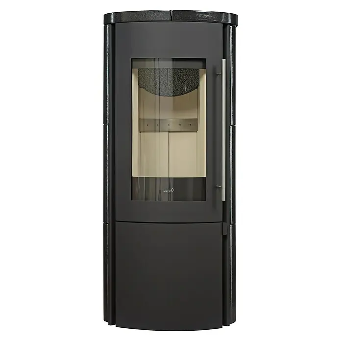 Hark Kaminofen Lova ECOplus - 6 kW, Raumheizvermögen: 165 m³, Material Verkleidung: Keramik, Schwarz - Ein detailreiches Bild eines schwarzen Kaminofens mit Glastür, der das Innere zeigt. Der Ofen ist elegant und robust gebaut.