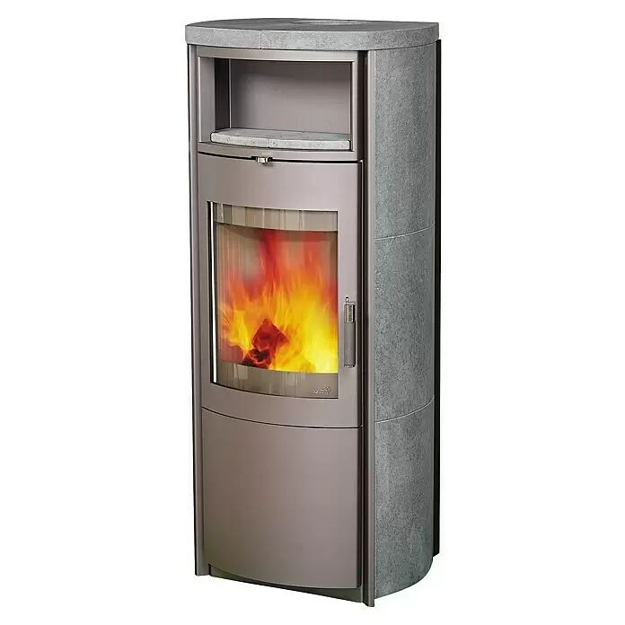 Hark Kaminofen Nika ECOplus - 7 kW, Raumheizvermögen: 193 m³, Grau - Moderner grauer Holzofen mit Natursteinverkleidung, sichtbarem Feuer und offenem Ablagefach.