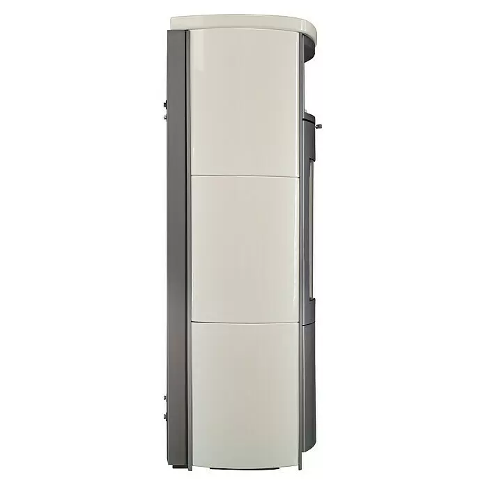 Hark Kaminofen Nika ECOplus - 7 kW, Raumheizvermögen: 193 m³, Material Verkleidung: Keramik, Creme/Weiß - Seitenansicht eines modernen weißen Pelletofens mit grauem Rand und segmentierten glänzenden Frontplatten.