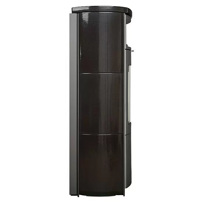 Hark Kaminofen Nika ECOplus - 7 kW, Raumheizvermögen: 193 m³, Material Verkleidung: Keramik, Schwarz - Dunkler, glänzender, segmentierter moderner Ofen mit grauen Seitenwänden.