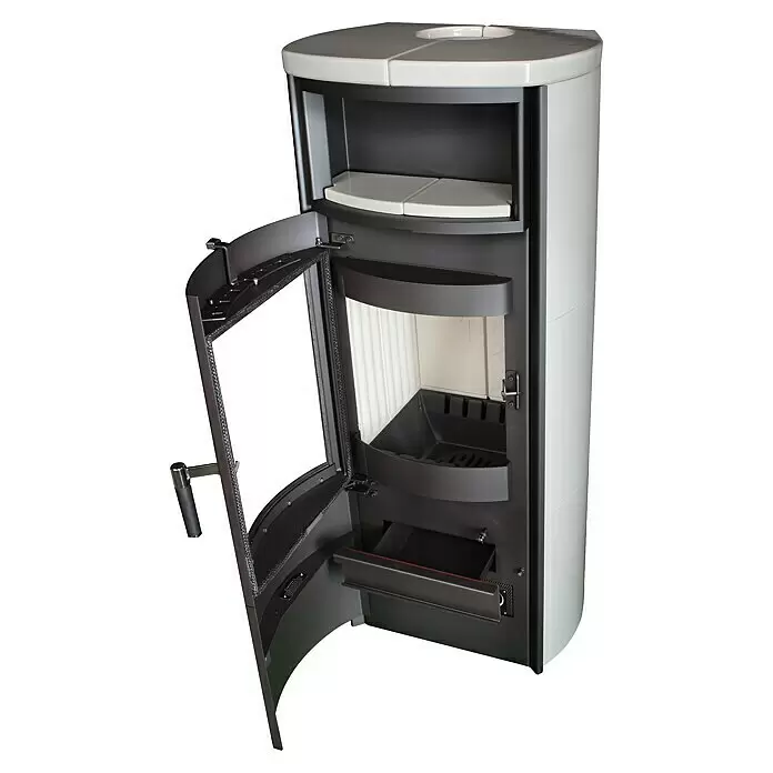 Hark Kaminofen Nika ECOplus - 7 kW, Raumheizvermögen: 193 m³, Material Verkleidung: Keramik, Creme/Weiß - Moderner weiß-dunkelgrauer Holzofen mit offener Tür, der Brennraum und Aschebehälter zeigt.