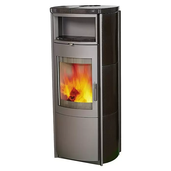 Hark Kaminofen Nika ECOplus - 7 kW, Raumheizvermögen: 193 m³, Material Verkleidung: Keramik, Schwarz - Moderner grauer Holzofen mit dunklen strukturierten Seitenpaneelen und Glastür, die lodernde Flammen zeigt.
