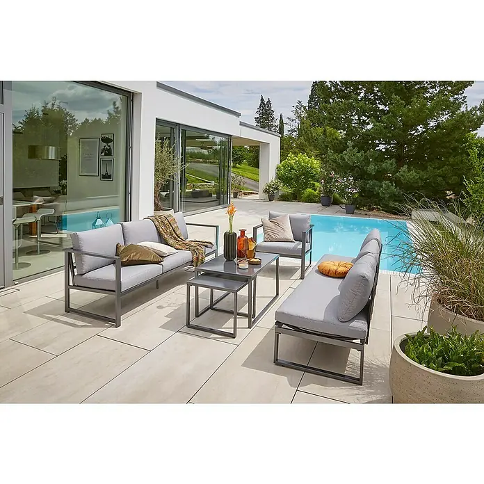 Sunfun Maja Slim Loungemöbel-Set mit Liegefunktion - 5 -tlg., Aluminium/Polyesterfaser, Anthrazit/Grau - Moderne Gartenmöbel-Lounge-Set mit grauem Sofa, Sessel und Tisch auf einer Terrasse neben einem Pool. Ideal zum Entspannen im Freien.