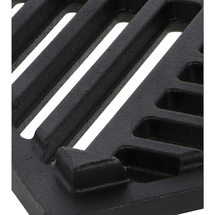 ACO Self Gussrost - 25 x 25 x 0,7 cm - Nahaufnahme eines schwarzen Gussrosts mit rechteckigen Öffnungen, der Stabilität und Entwässerung bietet.