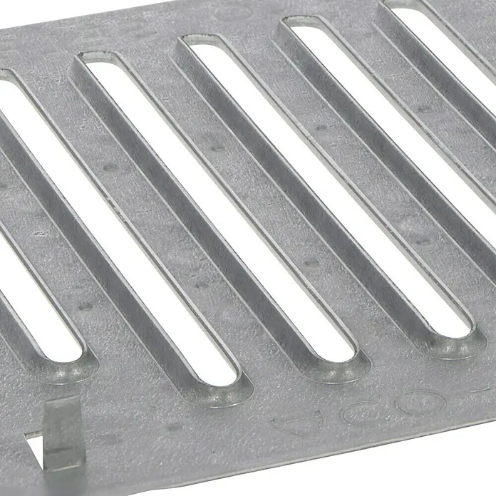 ACO Self Stegrost - 25 x 25 x 0,3 cm, Verzinkt - Detailaufnahme eines grauen, länglichen Abluftgitters mit schmalen Schlitzen, ideal für Küchen oder Badezimmer.