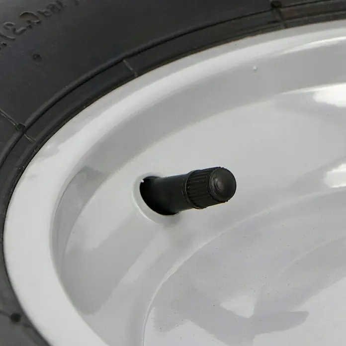 Altrad Schubkarren-Ersatzrad Limex - Durchmesser: 400 mm, Stahl - Nahaufnahme eines Rads mit schwarzem Reifen und weißer Felge, das ein gut sichtbares schwarzes Ventil hat.