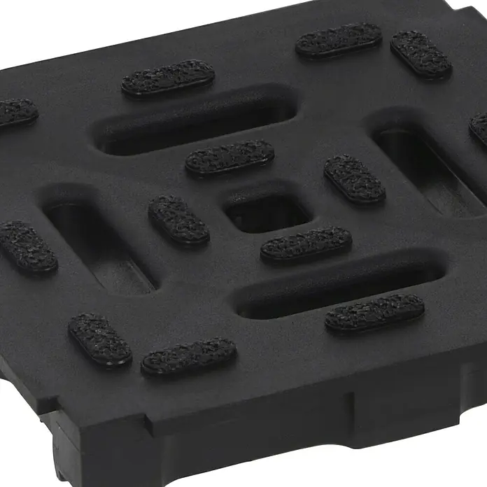 ACO Hexaline Universal-Eckstück - 12,5 x 12,5 x 7,8 cm - Nahaufnahme einer schwarzen, strukturierten Bodenmatte mit rutschfesten Noppen und Aussparungen für verbesserte Drainage und Sicherheit.