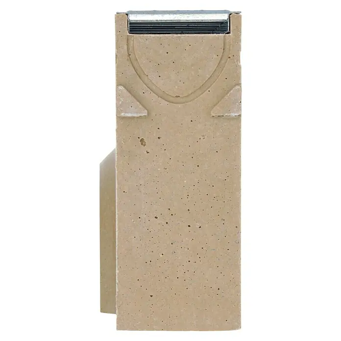 ACO Self Einlaufkasten Standardline - 50 x 11,8 x 30 cm - Nahaufnahme eines Betonbriefkastens mit metallischer Briefschlitzabdeckung, der Robustheit und Funktionalität vereint.