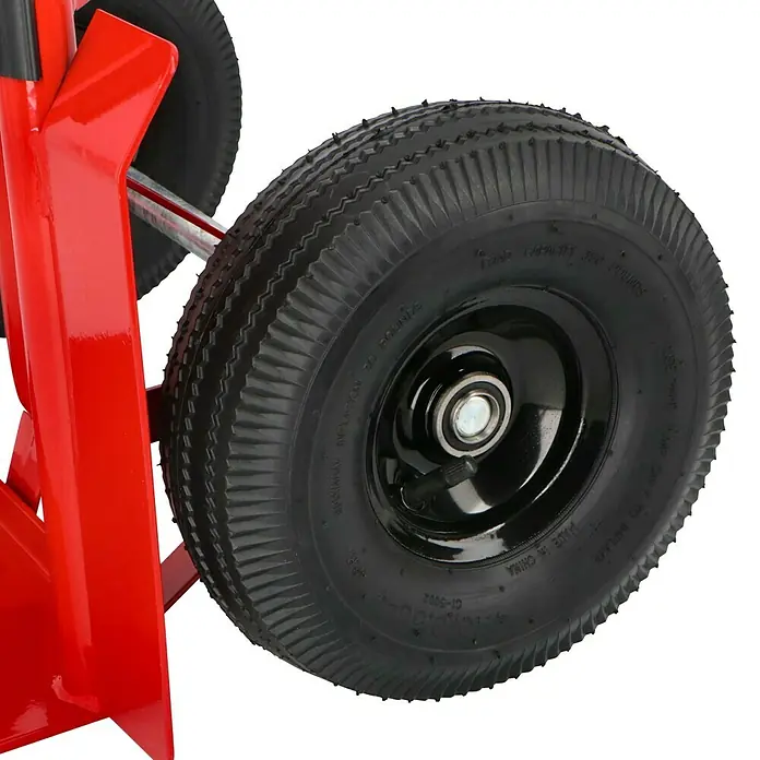 BAUHAUS Sackkarre HT 600 S - Stahl, Traglast: 250 kg - Nahaufnahme eines schwarzen Rades mit Reifenprofil und einem roten Rahmen, Teil eines Produkts.